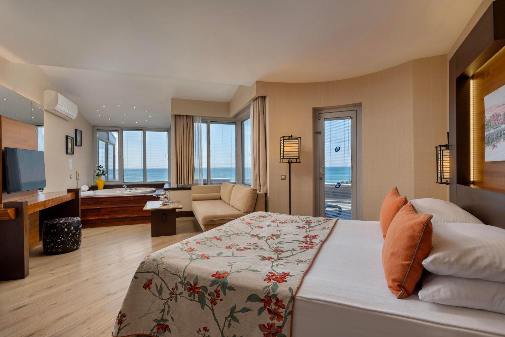 Junior Suite with Spa Bath and Sea View